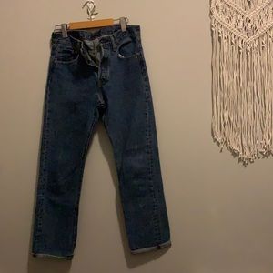 Aritzia Levi's 501 medium wash